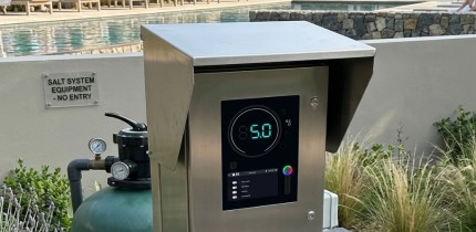 Pantalla táctil industrial legible a la luz del sol 5_ para automatización de piscinas al aire libre